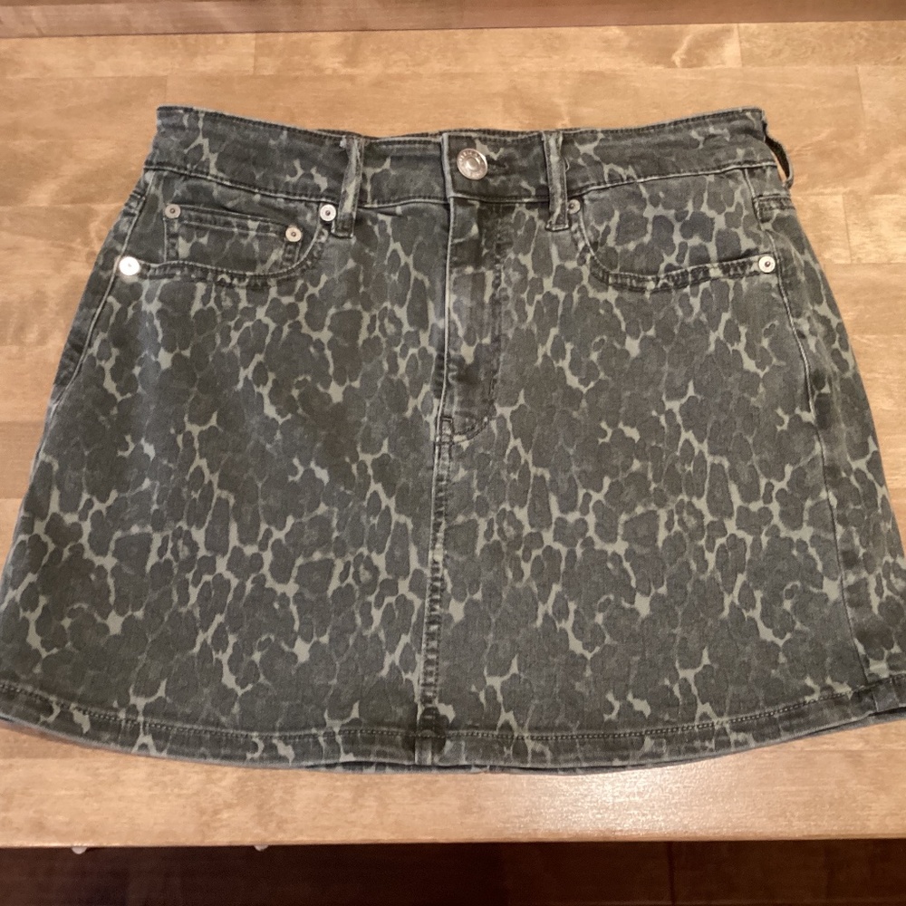 American Eagle Outfitters Green-Grey (Camo) Animal Print Mini Jean Skirt Size 10
